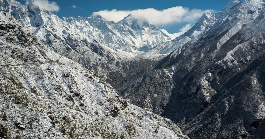 AYN Thor Reviews: Featured image showing gaming handheld console