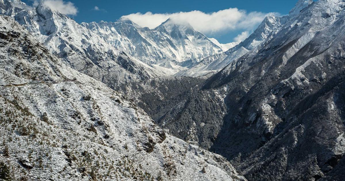 AYN Thor Reviews: Featured image showing gaming handheld console